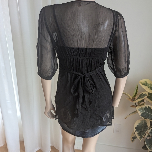 Elegant Black Blouse - Picture 3 of 8